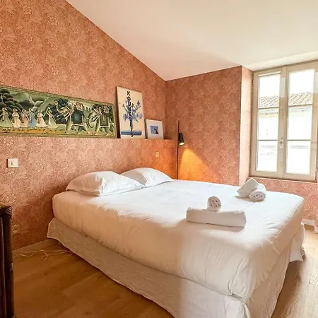 Dans Le Centre Du Village, Bordee Par Petite Venelle Typiquement Retaise, Maison De Village Entierement Renovee En 2