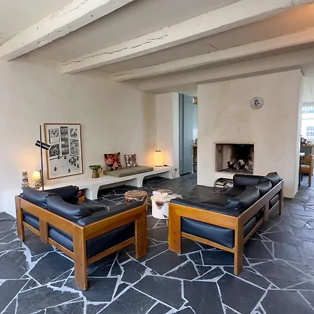 Βίλα Dans Le Centre Du Village, Bordee Par Petite Venelle Typiquement Retaise, Maison De Village Entierement Renovee En 2