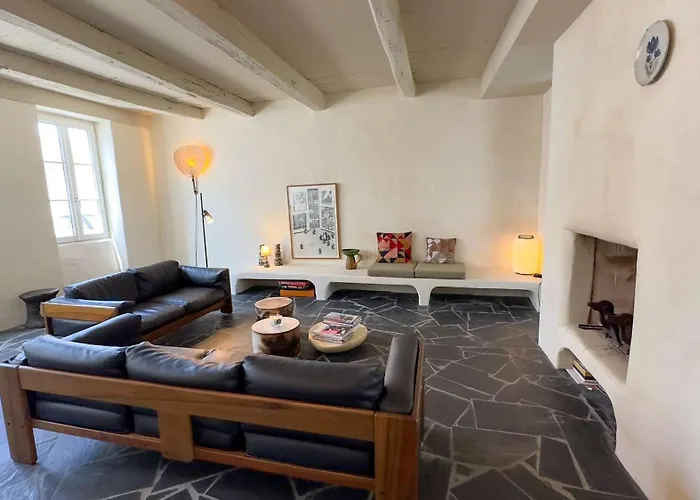 Dans Le Centre Du Village, Bordée Par Petite Venelle Typiquement Rétaise, Maison De Village Entièrement Rénovée En 2 La Couarde-sur-Mer