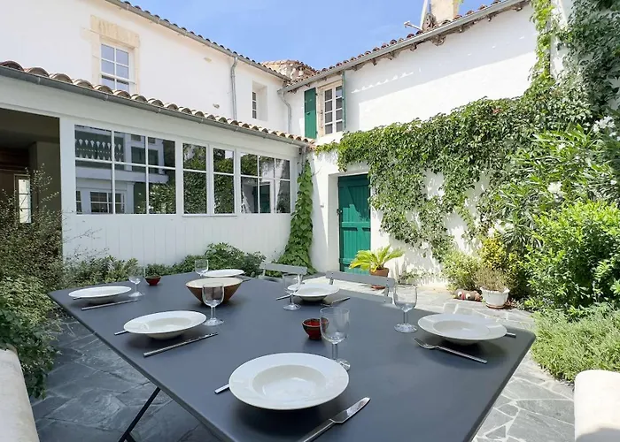 Dans Le Centre Du Village, Bordée Par Petite Venelle Typiquement Rétaise, Maison De Village Entièrement Rénovée En 2 Villa