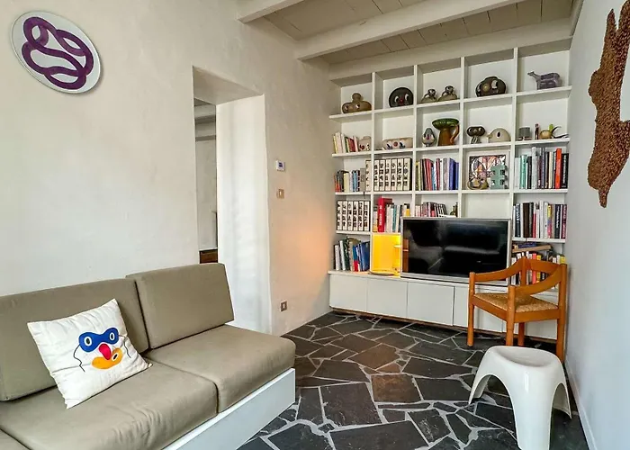 Dans Le Centre Du Village, Bordée Par Petite Venelle Typiquement Rétaise, Maison De Village Entièrement Rénovée En 2 La Couarde-sur-Mer