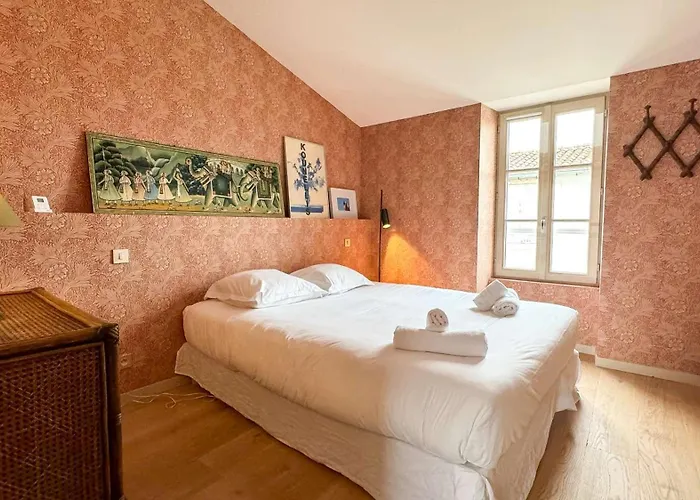 Dans Le Centre Du Village, Bordée Par Petite Venelle Typiquement Rétaise, Maison De Village Entièrement Rénovée En 2