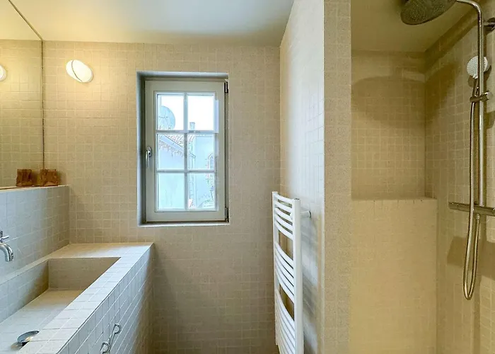 Dans Le Centre Du Village, Bordée Par Petite Venelle Typiquement Rétaise, Maison De Village Entièrement Rénovée En 2 Villa