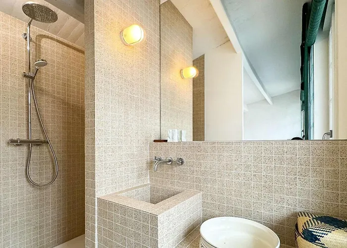 Dans Le Centre Du Village, Bordée Par Petite Venelle Typiquement Rétaise, Maison De Village Entièrement Rénovée En 2 *