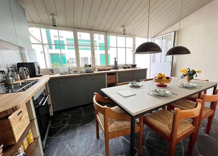 Dans Le Centre Du Village, Bordée Par Petite Venelle Typiquement Rétaise, Maison De Village Entièrement Rénovée En 2 La Couarde-sur-Mer