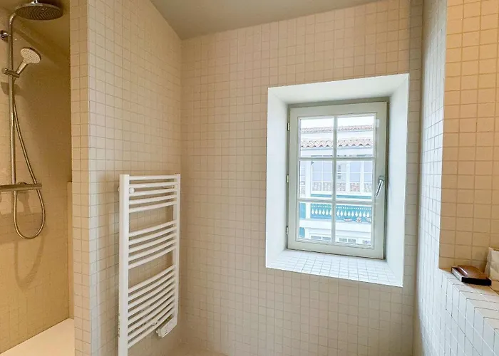 Dans Le Centre Du Village, Bordée Par Petite Venelle Typiquement Rétaise, Maison De Village Entièrement Rénovée En 2