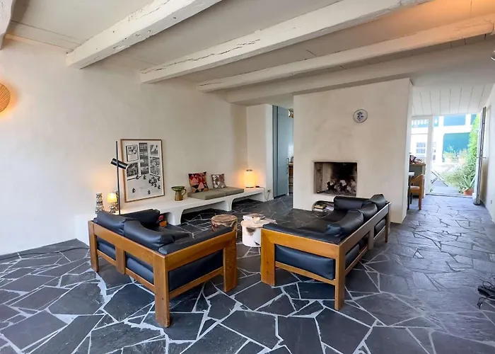 Villa Dans Le Centre Du Village, Bordée Par Petite Venelle Typiquement Rétaise, Maison De Village Entièrement Rénovée En 2