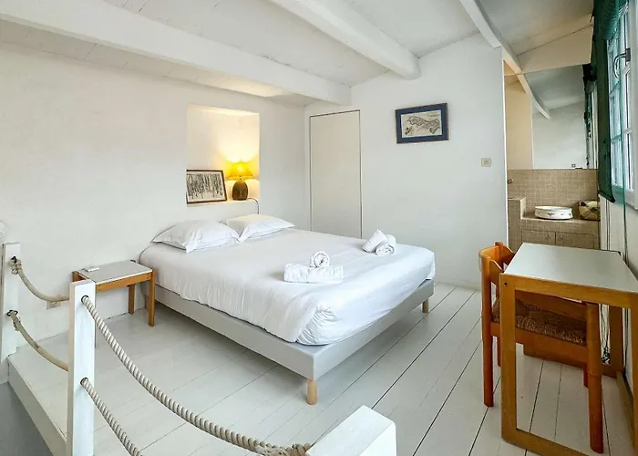 Villa Dans Le Centre Du Village, Bordée Par Petite Venelle Typiquement Rétaise, Maison De Village Entièrement Rénovée En 2 La Couarde-sur-Mer