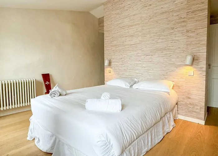 Dans Le Centre Du Village, Bordée Par Petite Venelle Typiquement Rétaise, Maison De Village Entièrement Rénovée En 2 Villa